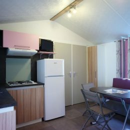 6-person mobile home rental: kitchen